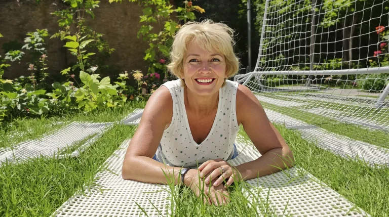 Au jardin, cette petite plante tapissante remplace le gazon grillé : presque plus besoin d&rsquo;arroser ni de tondre